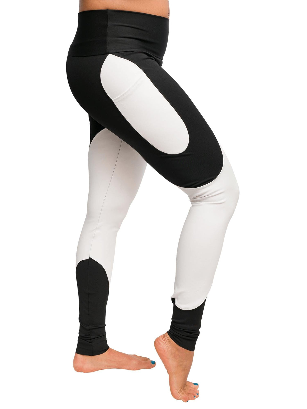 Model: Ana is an avid scuba diver, as well as mooring buoy volunteer for Biscayne National Park. She is 5&#39;9&quot;, 170 lbs, and is wearing a L legging.