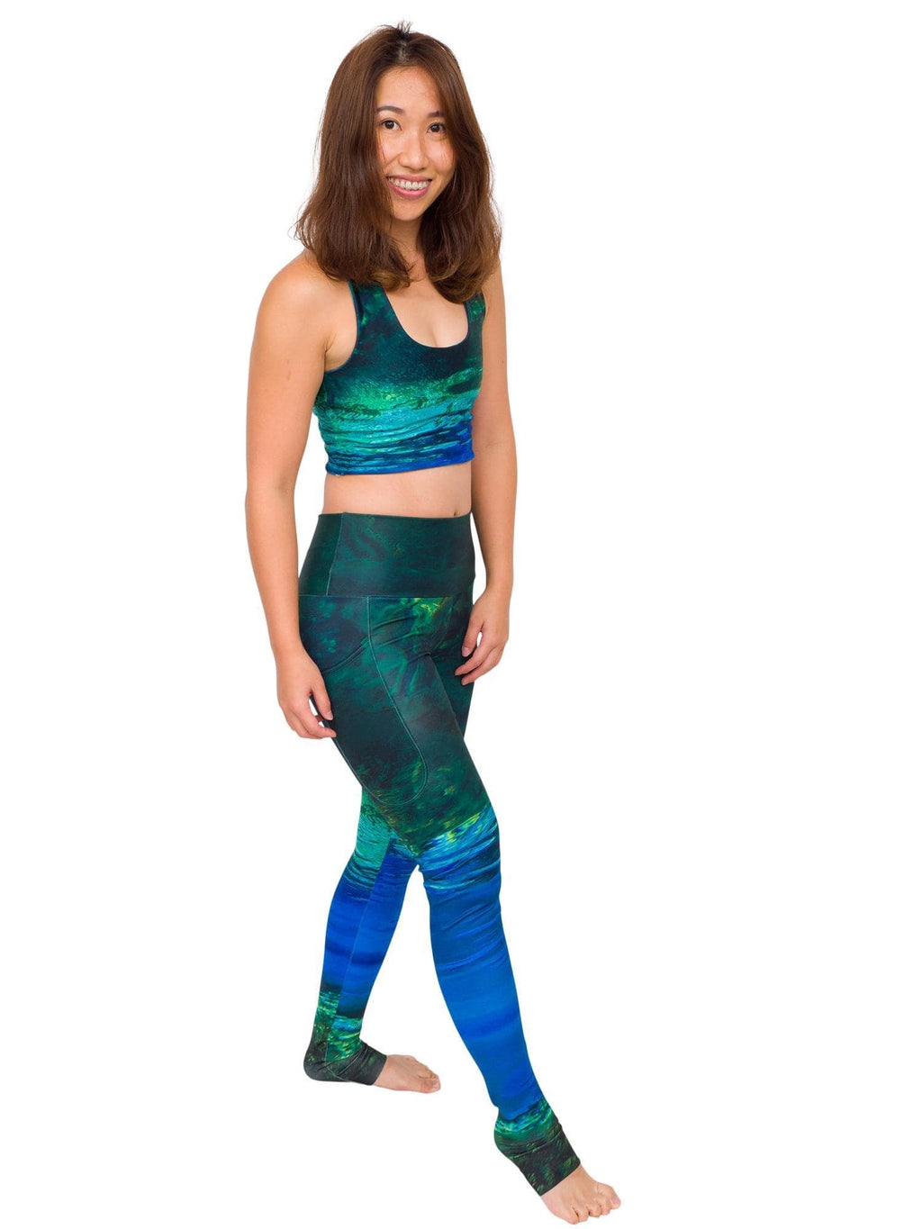 Model: Laura is a hurricane researcher and avid scuba diver. She is 5&#39;3&quot;, 120lbs, 34B and is wearing a S legging and S top.