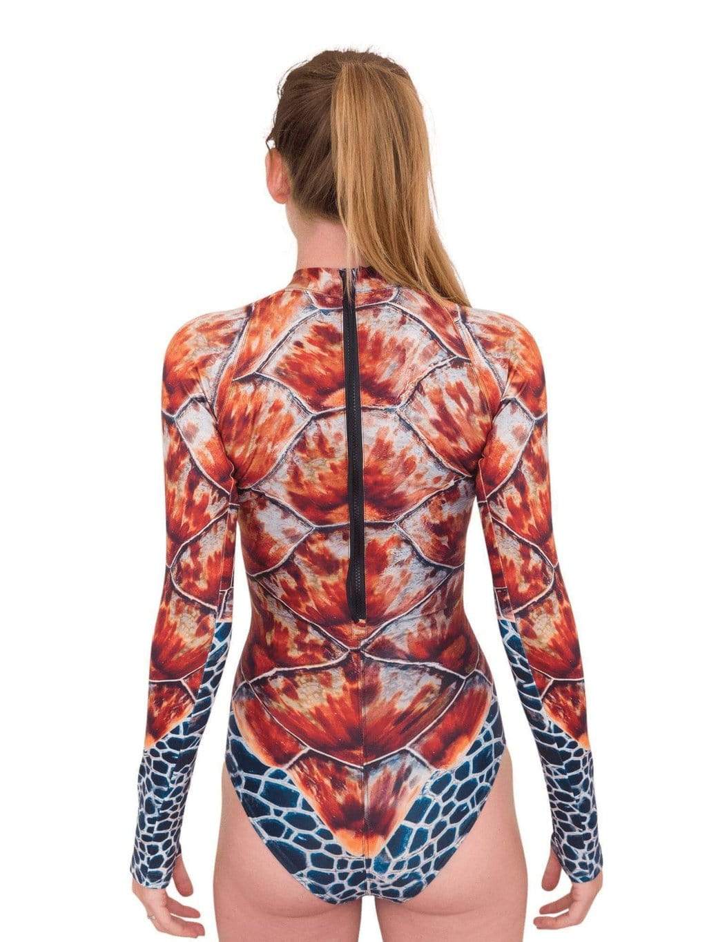 Model: Fiona is the COO here at Waterlust, has a master's degree in Marine Affairs and Policy, and is a surfer, kiter and scuba diver. She is 5'9", 135 lbs, 34B and is wearing a S.