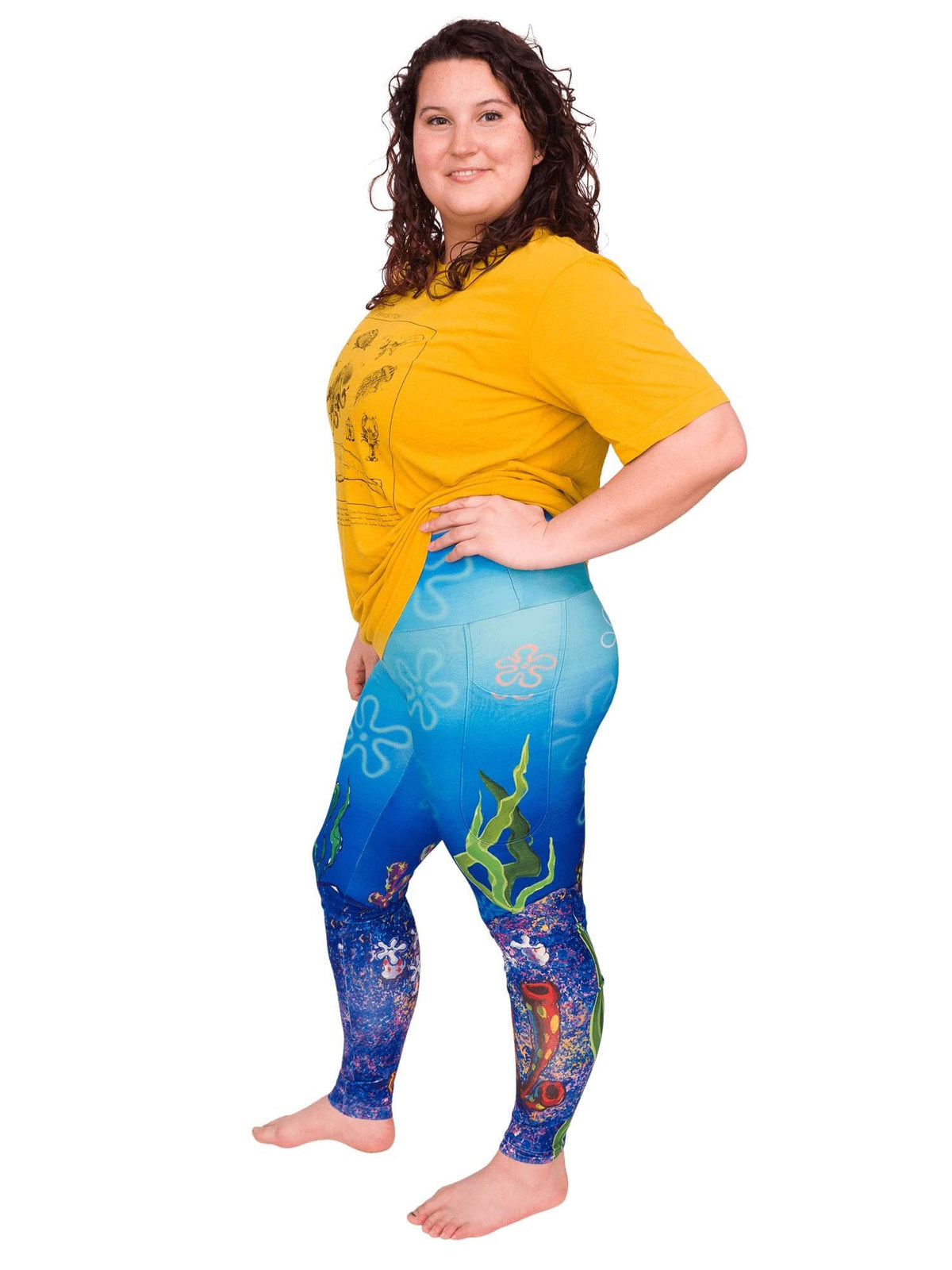 Model: Kela is a marine conservationist who strives to connect students with educational opportunities to help expand the reach of the marine science field. She is 5’5”, 185 lbs, 36F and is wearing a size L tee and XL legging.