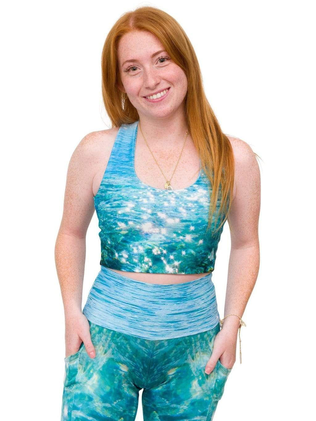 Model: Meggan is working on a masters degree in marine science and has worked as a coral scientist. She is 5'1", 105 lbs, 32A and is wearing an XS top and legging.