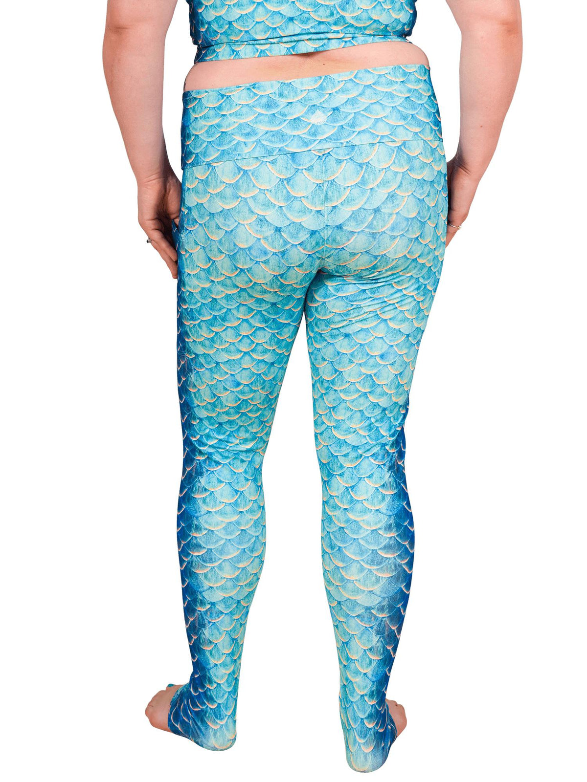 Model: Emily is a PhD Candidate in the Tropical Fish Ecology Lab at FIU. She’s been diving since she was little, and researches links between fish behavioral ecology and conservation. She is 5'10", 210lbs, 38H, and wearing a size 2XL reversible top and legging. 