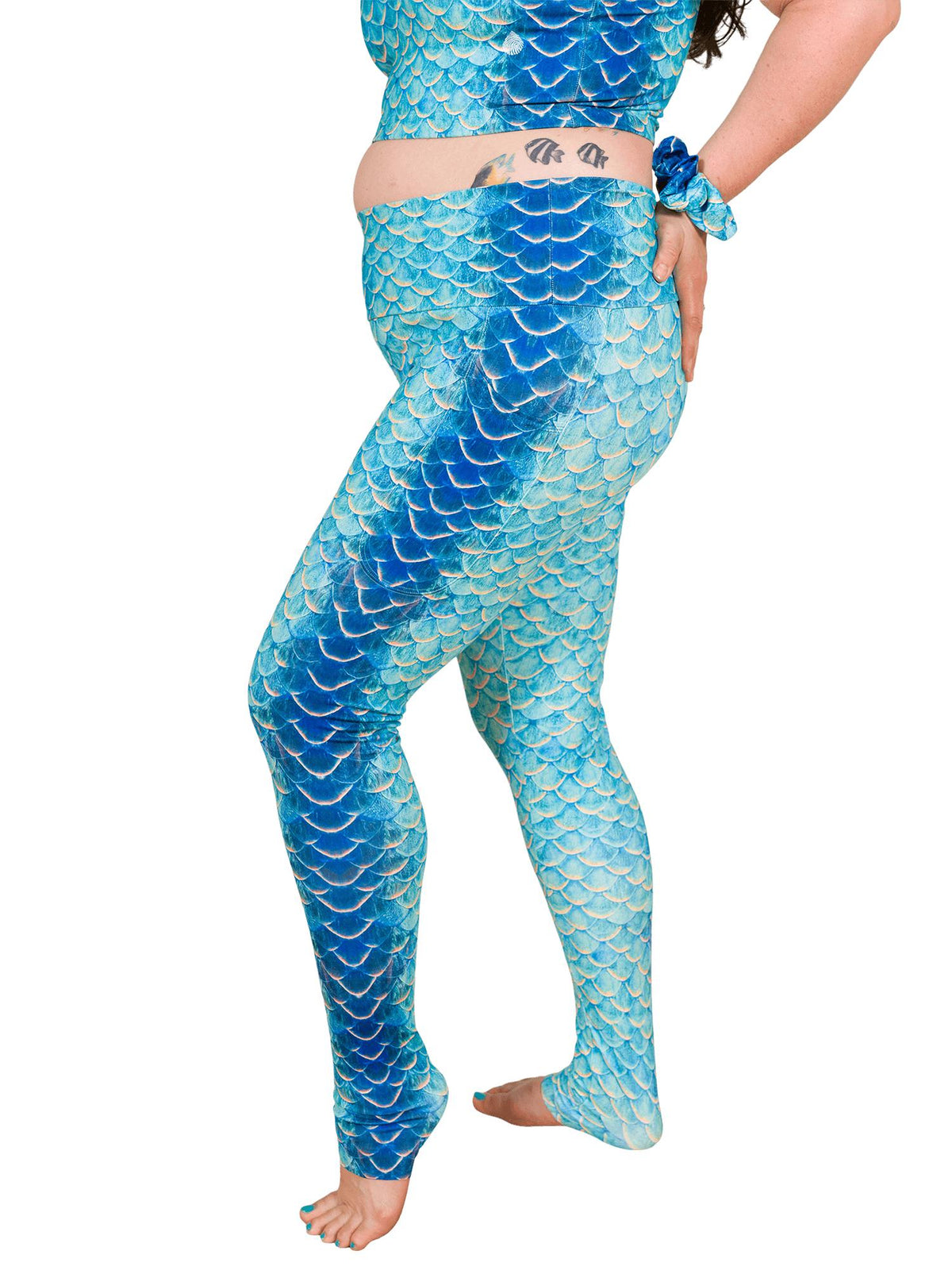 Model: Emily is a PhD Candidate in the Tropical Fish Ecology Lab at FIU. She’s been diving since she was little, and researches links between fish behavioral ecology and conservation. She is 5'10", 210lbs, 38H, and wearing a size 2XL reversible top and legging. 