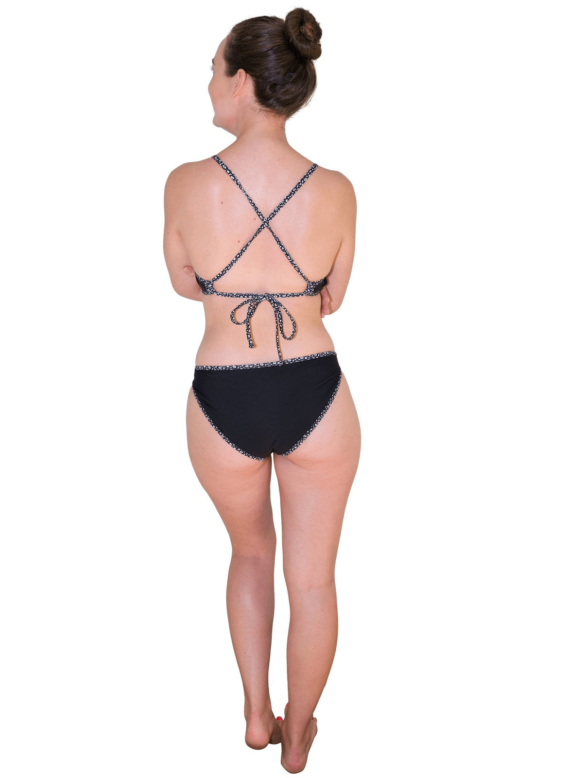 Model: Laura is our Chief Product Officer at Waterlust, a scuba diver, kiter and recreational yogi. She is 5’11, 155 lbs, 34B and is wearing a size S top M bottom.