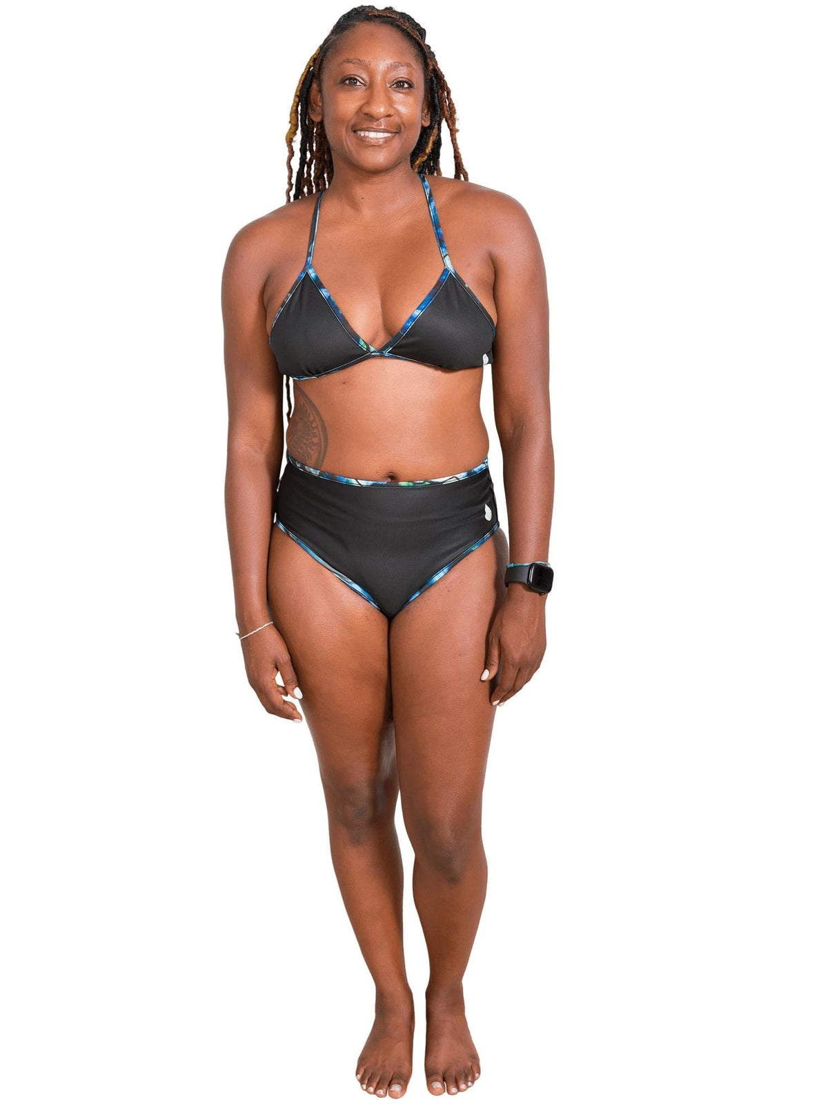 Model: Kayelyn is a marine biologist and underwater photographer. She is 5&#39;4, 146 lbs, 34C and is wearing a size M.