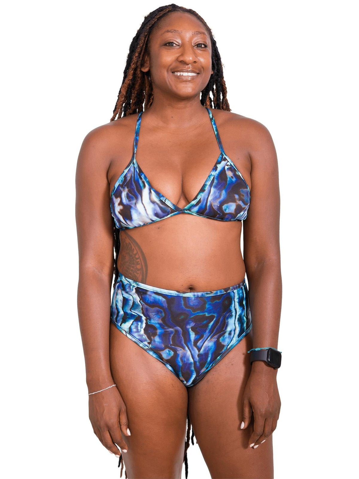 Model: Kayelyn is a marine biologist and underwater photographer. She is 5&#39;4, 146 lbs, 34C and is wearing a size M.