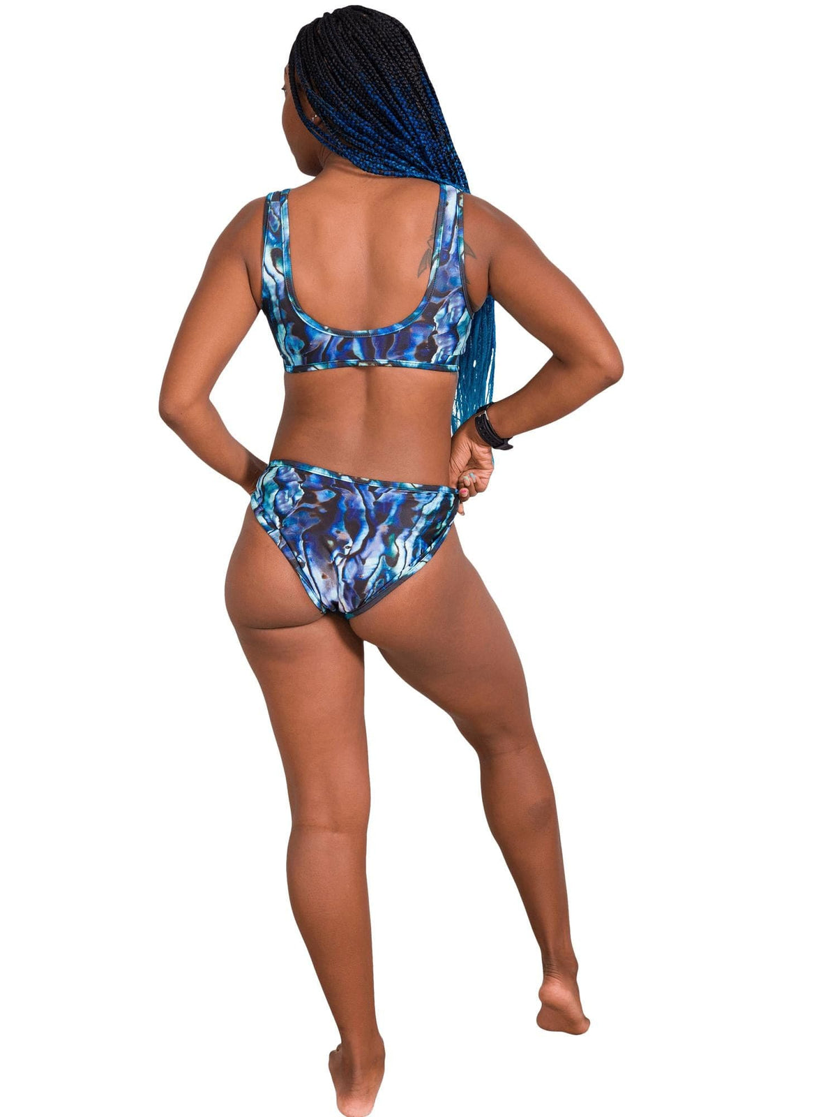 Model: Carlee is a shark &amp; sea turtle scientist and co-founder of Minorities in Shark Sciences. She is 5&#39;7&quot;, 145 lbs, 36C and is wearing a size S.