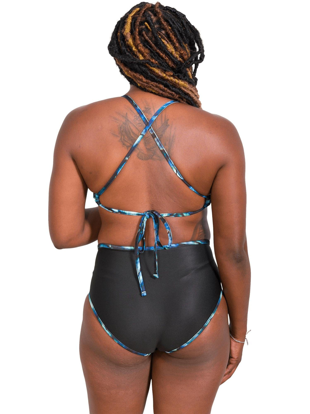 Model: Kayelyn is a marine biologist and underwater photographer. She is 5&#39;4, 146 lbs, 34C and is wearing a size M.