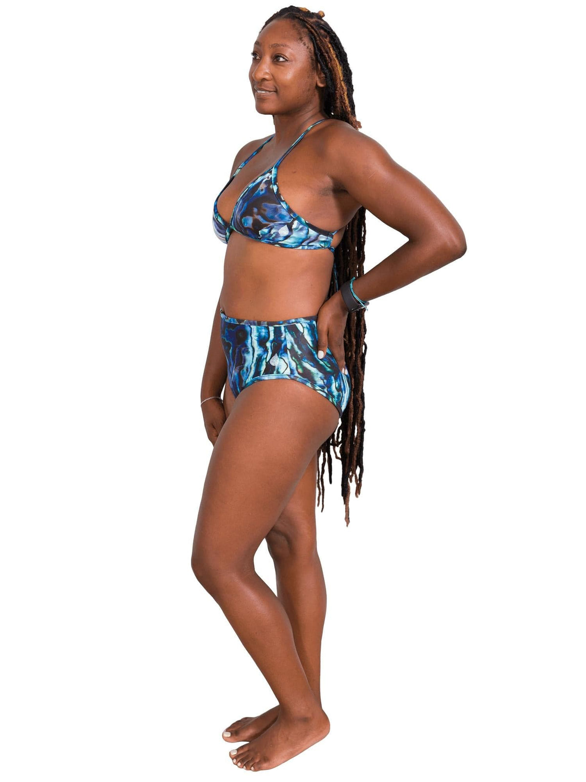 Model: Kayelyn is a marine biologist and underwater photographer. She is 5&#39;4, 146 lbs, 34C and is wearing a size M.