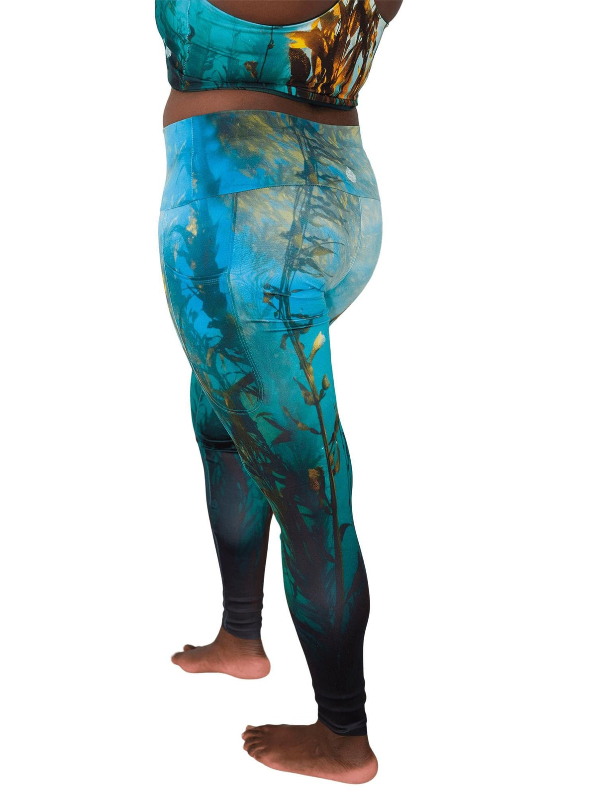 Model: Ianna is currently pursing a Master&#39;s degree in Marine Biology at the University of Miami. She is 5&#39;6, 175 lbs and is wearing a size L