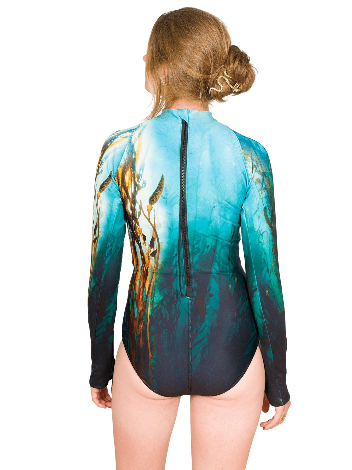 Model: Stella is a graduate student studying coral reef ecology. She is 5'9", 135 Ibs and is wearing a size M.