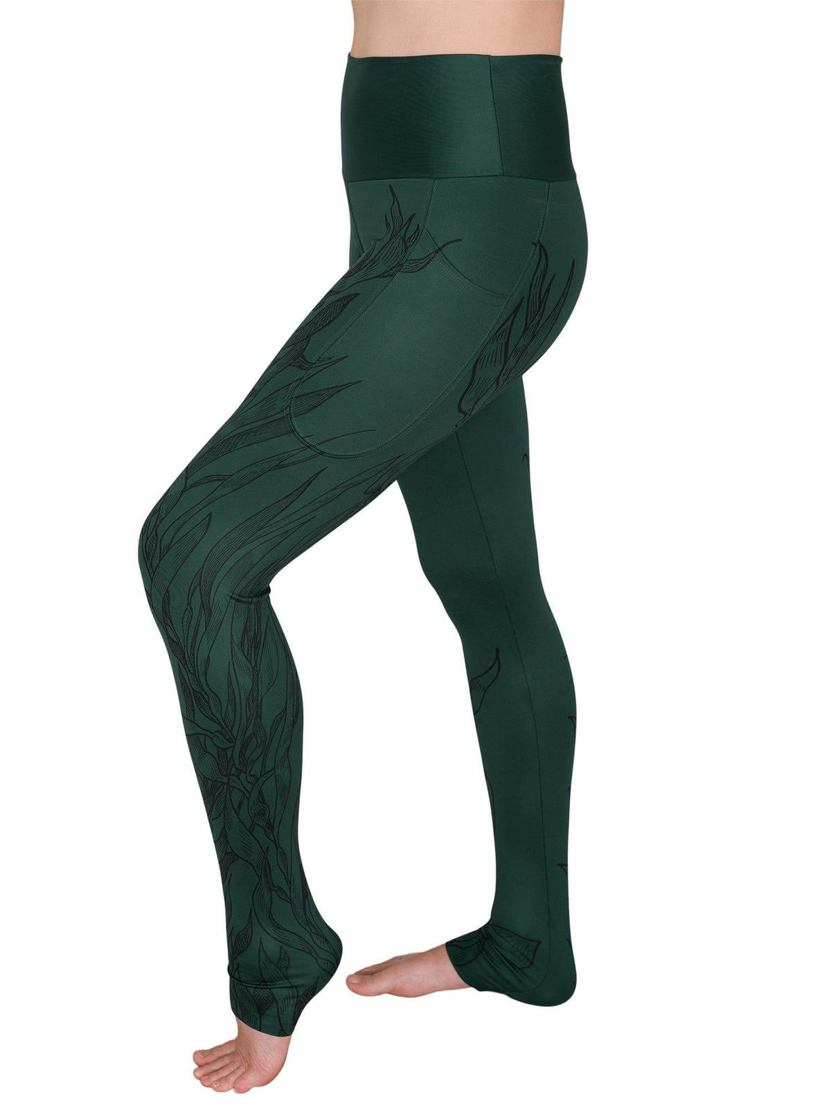 Model: Laura is our Chief Product Officer at Waterlust, a scuba diver, kiter and recreational yogi. She is 5’10, 147 lbs, and is wearing a size M legging.