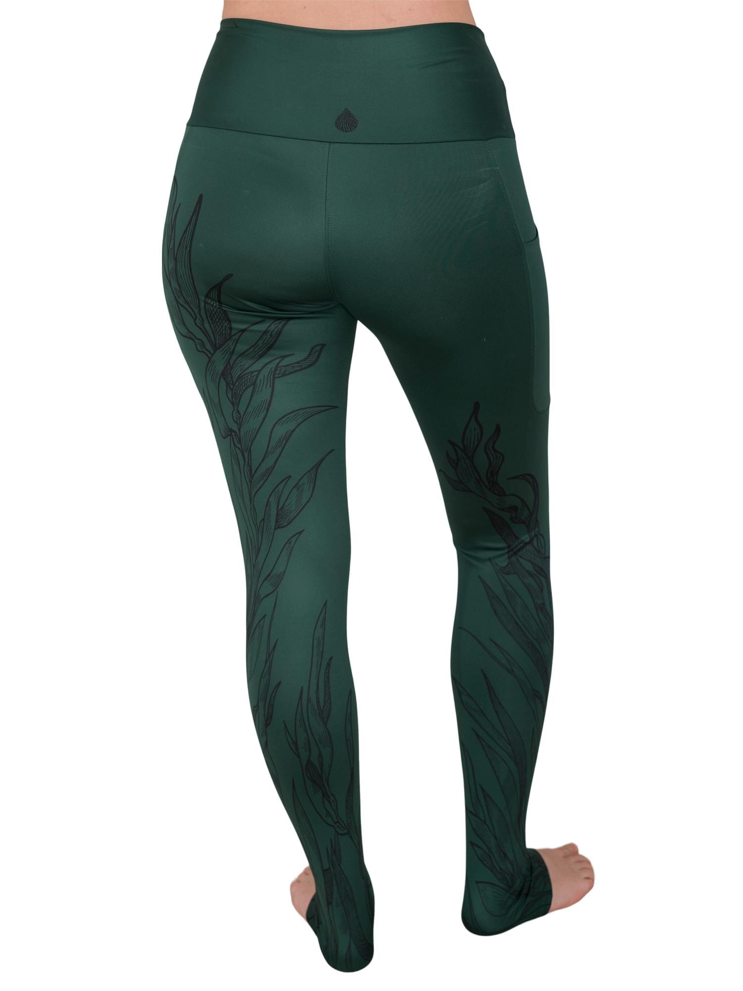 Model: Laura is our Chief Product Officer at Waterlust, a scuba diver, kiter and recreational yogi. She is 5’10, 147 lbs, and is wearing a size M legging.