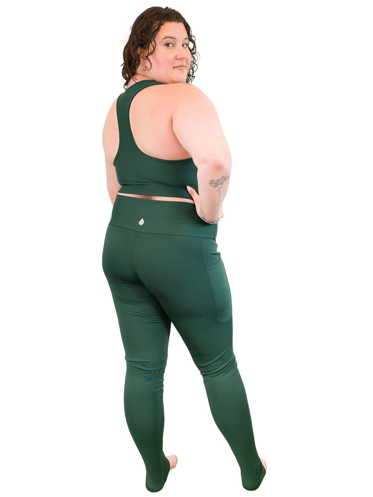 Model: Kela is a marine conservationist who strives to connect students with educational opportunities to help expand the reach of the marine science field. She is 5’5”, 185 lbs, 36F and is wearing a size XL.