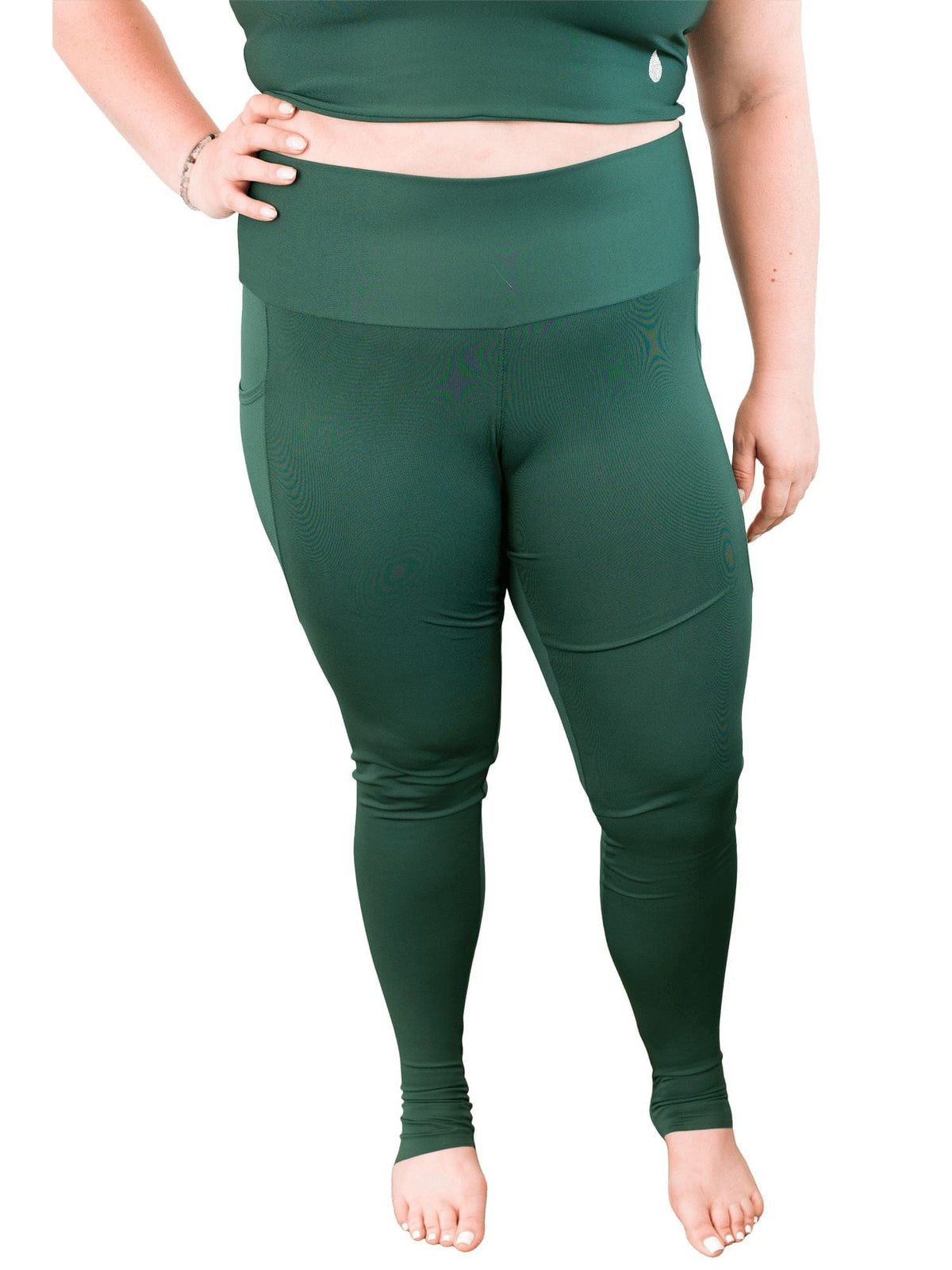 Model: Kela is a marine conservationist who strives to connect students with educational opportunities to help expand the reach of the marine science field. She is 5’5”, 185 lbs, 36F and is wearing a size XL.