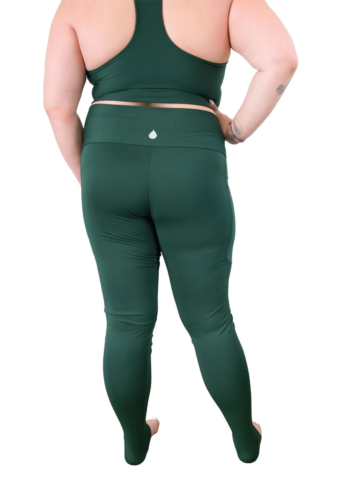 Model: Kela is a marine conservationist who strives to connect students with educational opportunities to help expand the reach of the marine science field. She is 5’5”, 185 lbs, 36F and is wearing a size XL.