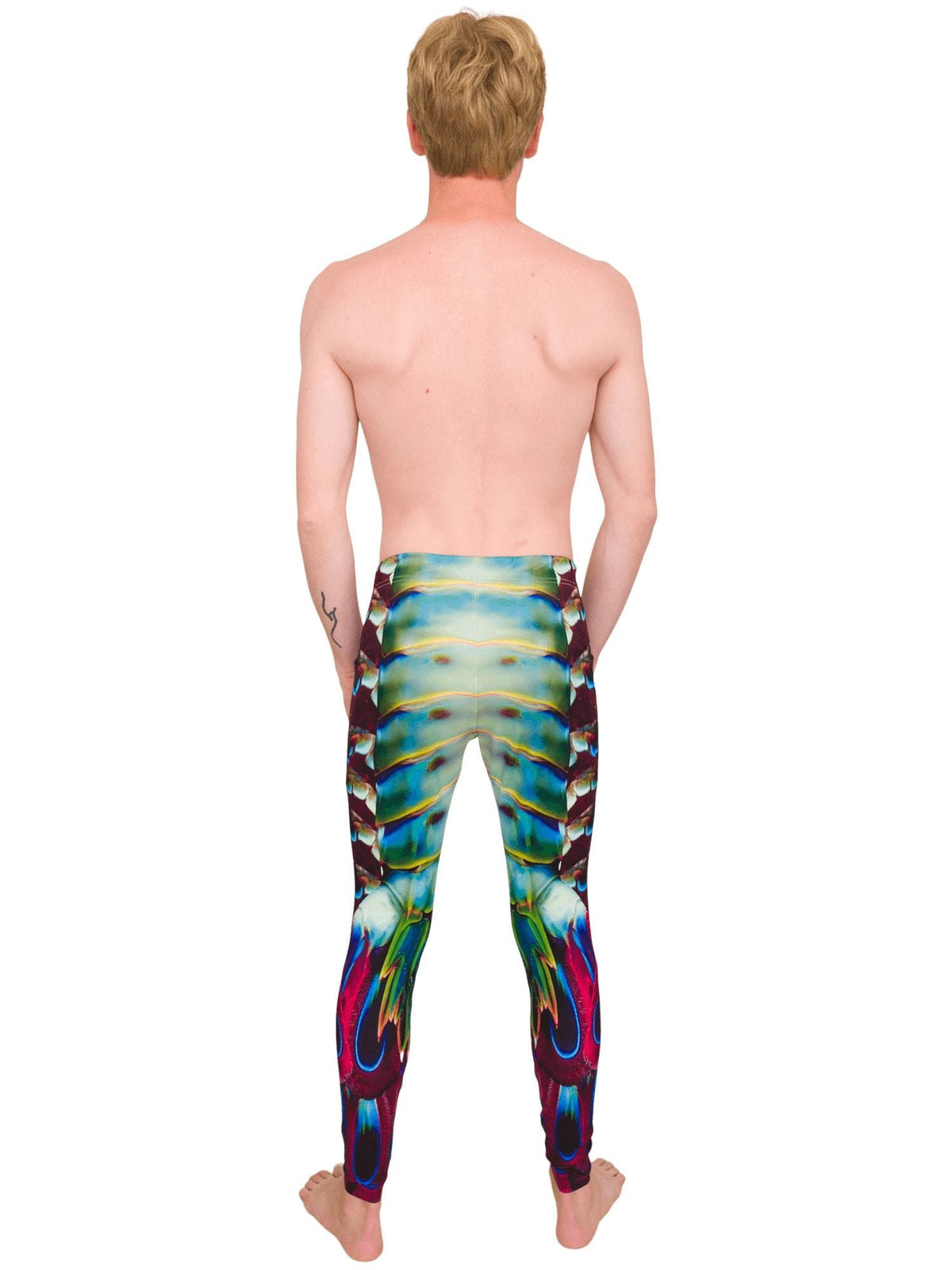 Model: Jake is a shark scientist and educator with Field School. He is 5&#39;10&quot;, 135lbs and wearing a size M legging.