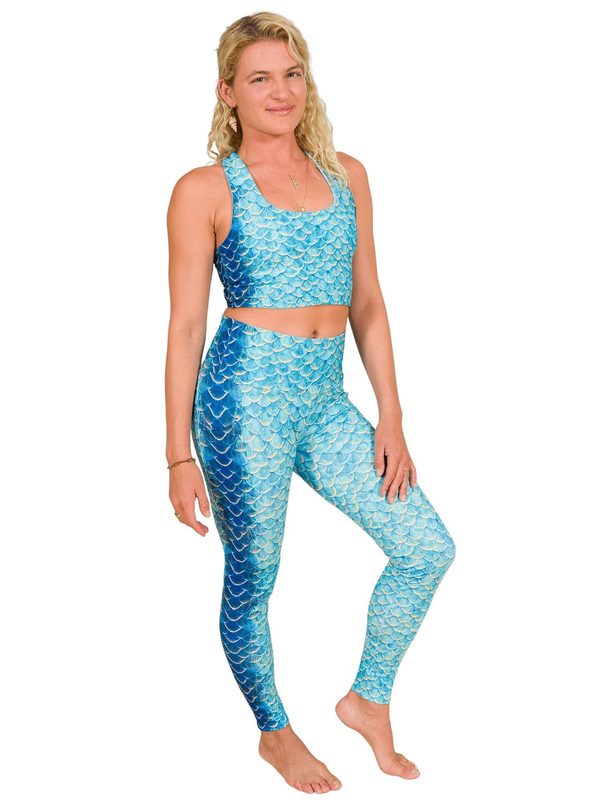 Model: Dr. Shelby Thomas is a marine scientist and Founder of Ocean Rescue Alliance International whose work spans restoration, conservation, and population genetics. She is 5'6", 145lbs, 34B, and wearing a M reversible top and leggings.