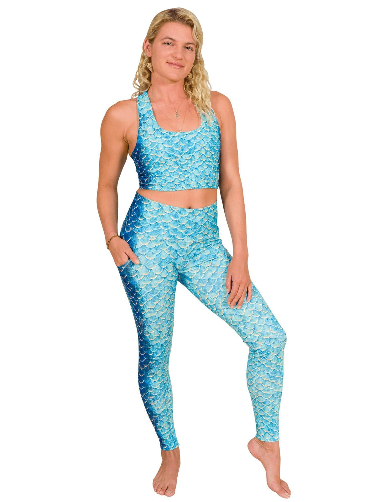Model: Dr. Shelby Thomas is a marine scientist and Founder of Ocean Rescue Alliance International whose work spans restoration, conservation, and population genetics. She is 5'6", 145lbs, 34B, and wearing a M reversible top and leggings.
