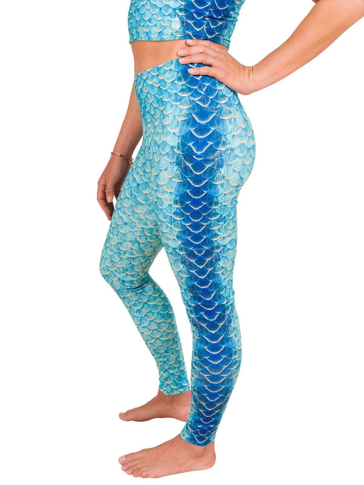 Model: Dr. Shelby Thomas is a marine scientist and Founder of Ocean Rescue Alliance International whose work spans restoration, conservation, and population genetics. She is 5'6", 145lbs, 34B, and wearing a M reversible top and leggings.