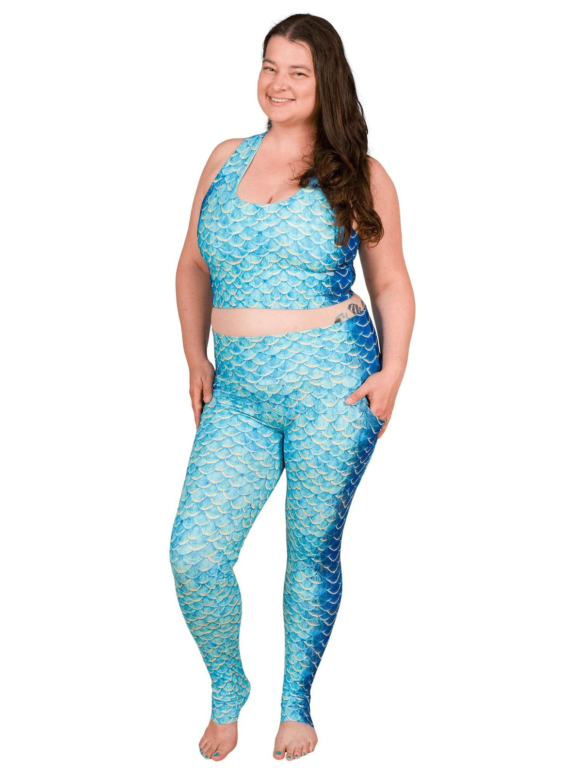 Model: Emily is a PhD Candidate in the Tropical Fish Ecology Lab at FIU. She’s been diving since she was little, and researches links between fish behavioral ecology and conservation. She is 5'10", 210lbs, 38H, and wearing a size 2XL reversible top and legging. 