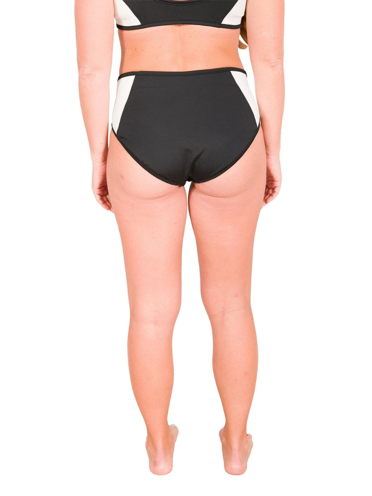 Model: Allyson is a coral biologist. She is 5’4”, 145lbs, 34C and is wearing a size M.