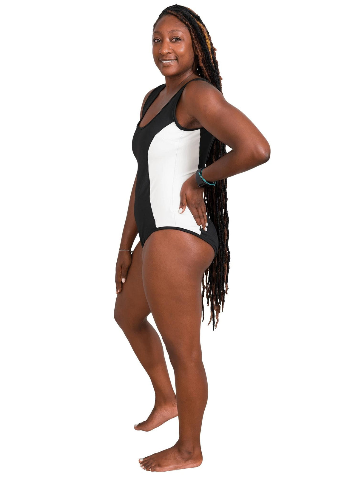Model: Kayelyn is a marine biologist and underwater photographer. She is 5&#39;4, 146 lbs, 34C and is wearing a size M.