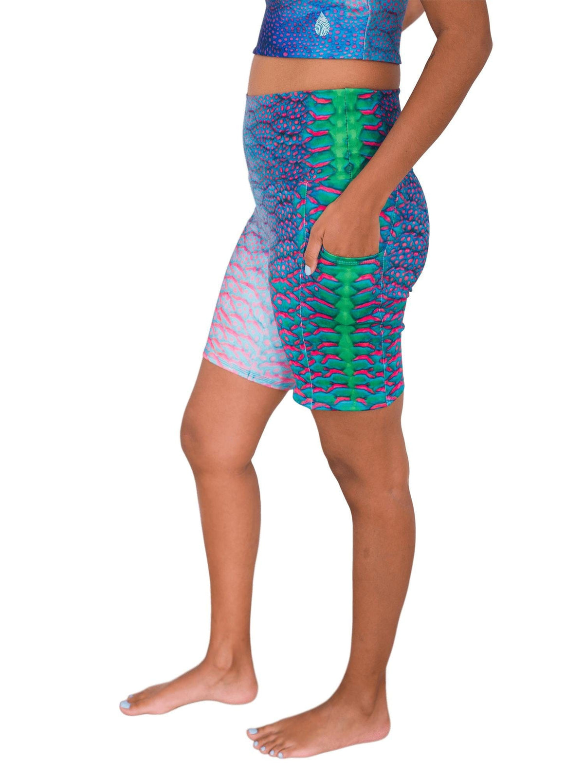 Model: Michelle is a marine science educator, coral reef ecologist, and scientific diver. She is 5&#39;3&quot;, 111lbs, 32A and is wearing a size S. 