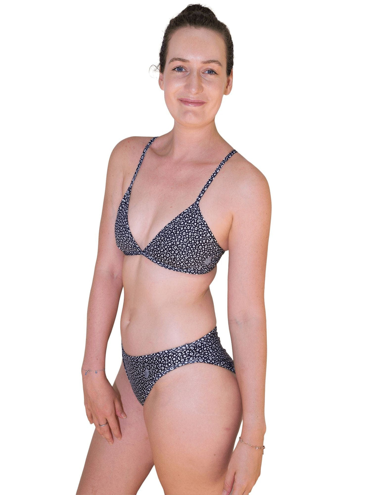 Model: Laura is our Chief Product Officer at Waterlust, a scuba diver, kiter and recreational yogi. She is 5’11, 155 lbs, and is wearing a size M.