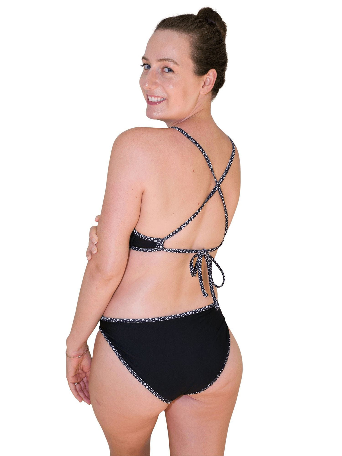 Model: Laura is our Chief Product Officer at Waterlust, a scuba diver, kiter and recreational yogi. She is 5’11, 155 lbs, and is wearing a size M.