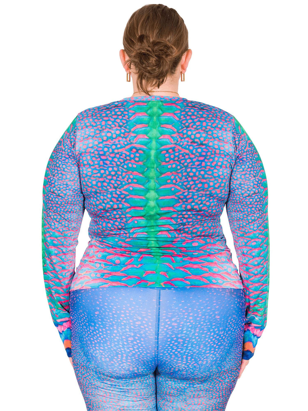 Model: Erin works to educate students and the community about conservation issues in South Florida. She is 5&#39;5&quot;, 225lbs, and  is wearing a XL Women&#39;s Crew Neck Sun Shirt with a 3XL legging.