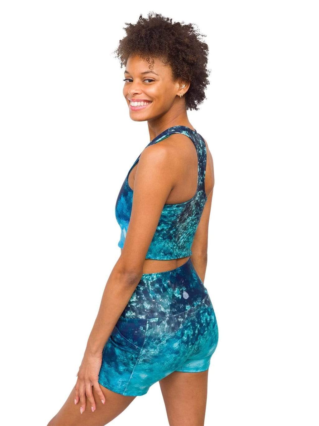 Model: Syriah is a sea turtle conservation biologist. She is 5&#39;7&quot;, 111 lbs and is wearing a size XS top and shorts.