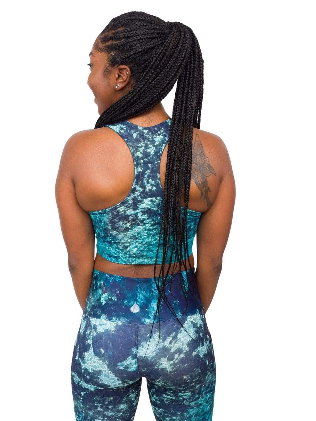 Model: Carlee is a shark & sea turtle scientist and co-founder of Minorities in Shark Sciences. She is 5'7", 145 lbs, 36C and is wearing a M legging and S top.