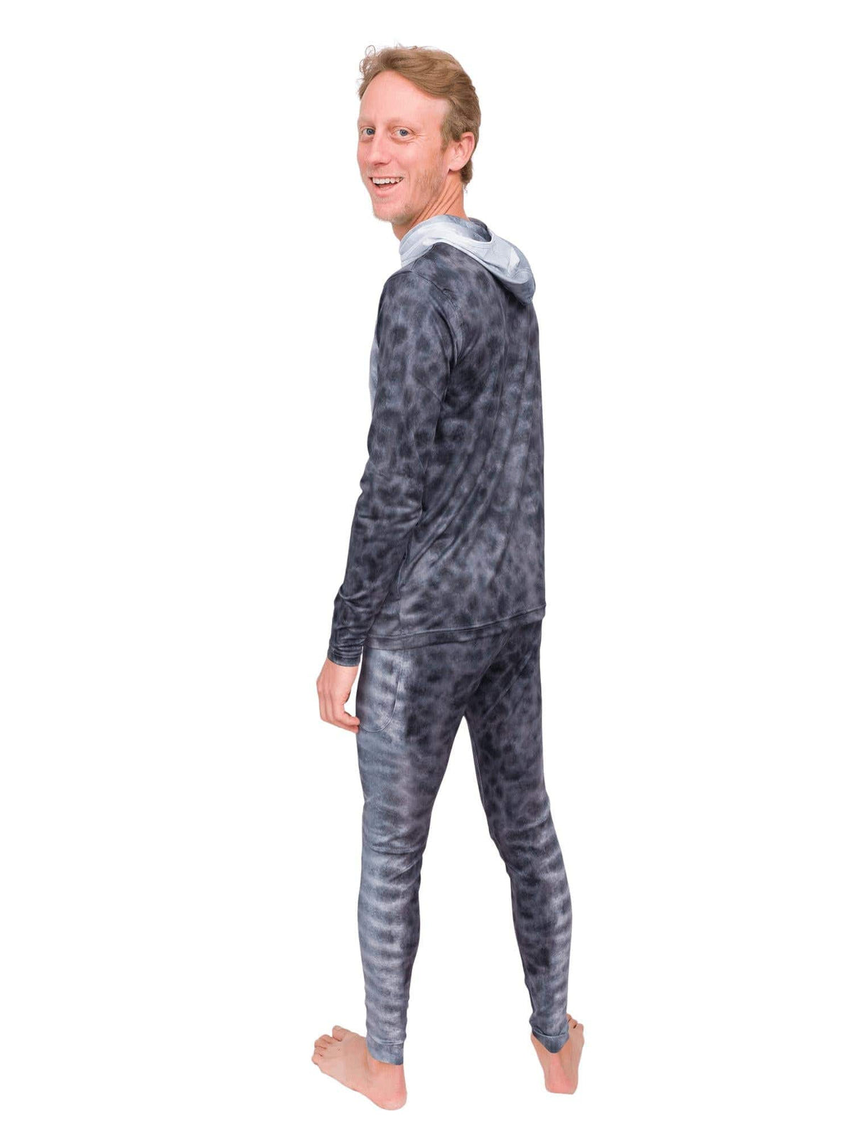 Model: Jake is a shark scientist and educator with Field School. He is 5’10, 135lbs and is wearing a size M legging.
