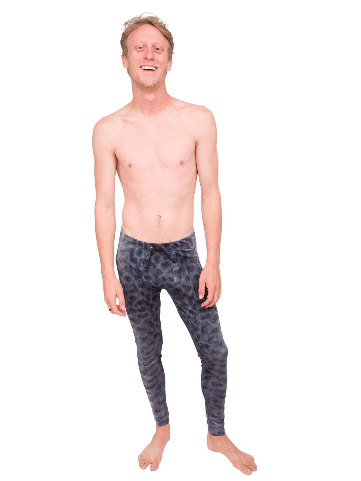 Model: Jake is a shark scientist and educator with Field School. He is 5’10, 135lbs and is wearing a size M legging.