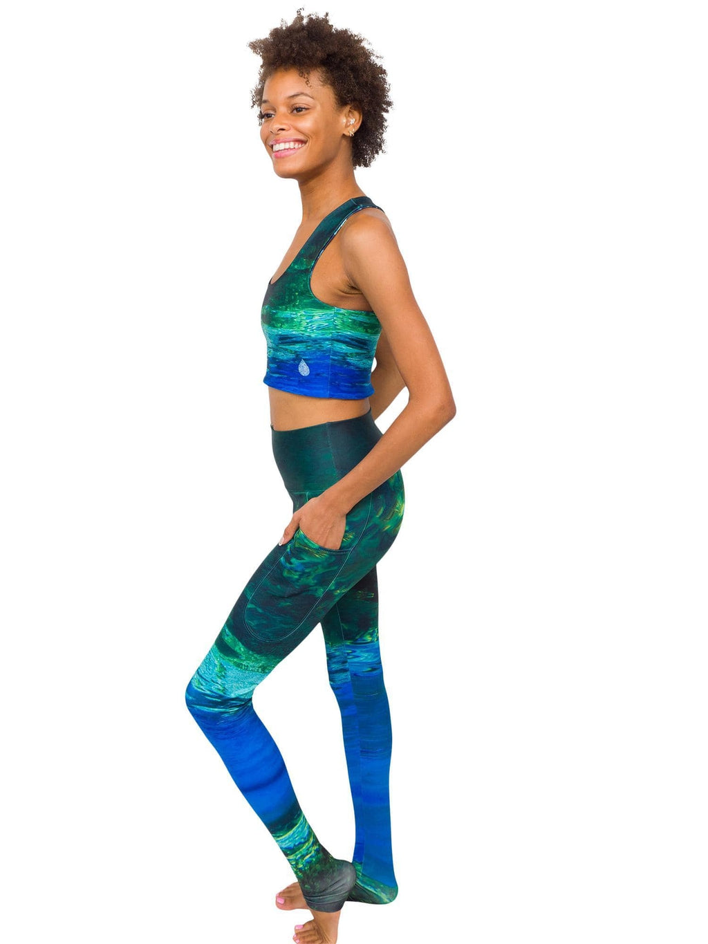 Model: Syriah is a sea turtle conservation biologist. She is 5&#39;7&quot;, 111 lbs and is wearing a size S top and XS legging.