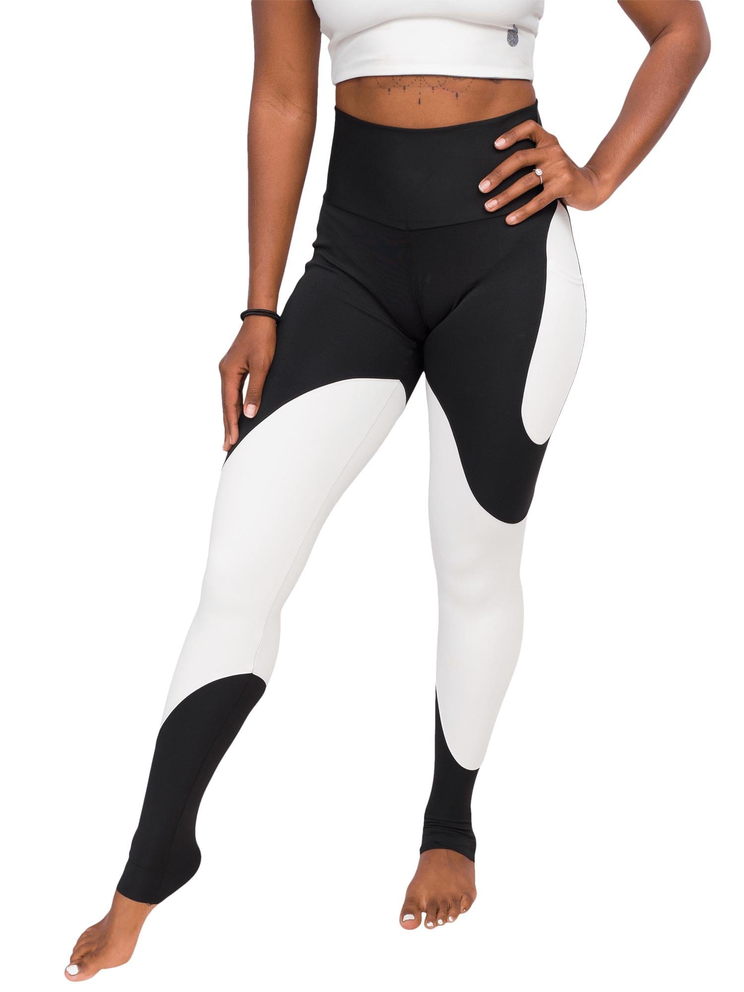 Model: Carlee is a shark & sea turtle scientist and co-founder of Minorities in Shark Sciences. She is 5’7”, 145 lbs, 36C and is wearing a size M.