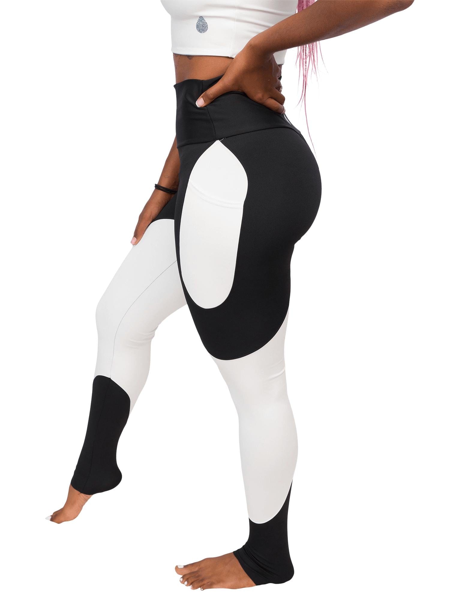 Model: Carlee is a shark & sea turtle scientist and co-founder of Minorities in Shark Sciences. She is 5’7”, 145 lbs, 36C and is wearing a size M.