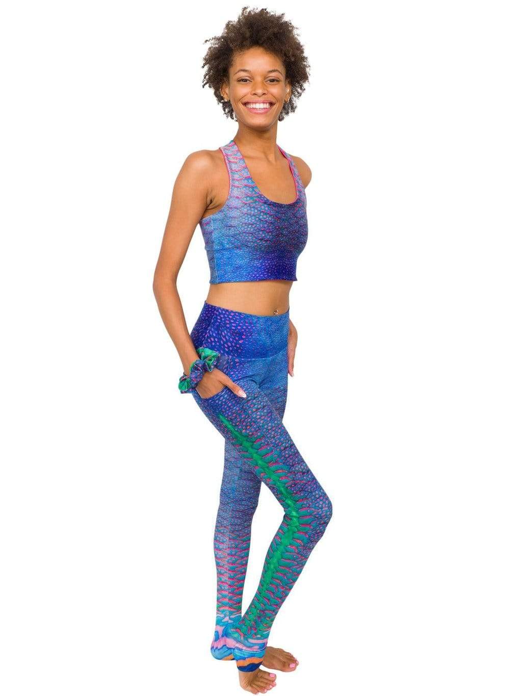 Model: Syriah is a sea turtle conservation biologist. She is 5&#39;7&quot;, 111 lbs and is wearing a size XS top and legging.