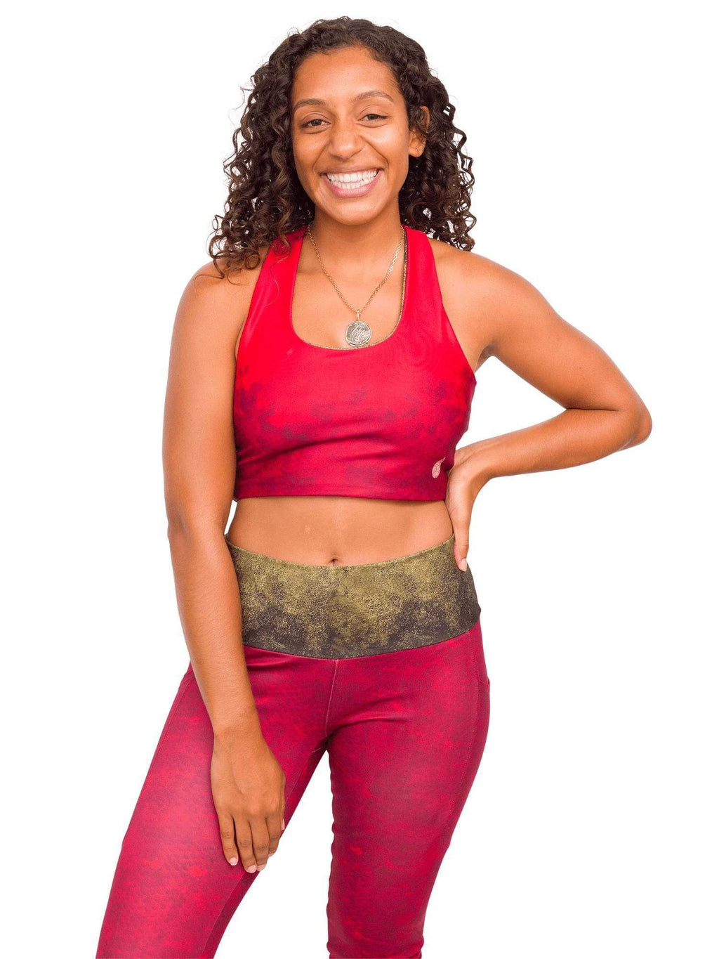 Model: Gabrielle works in coral reef restoration and strives to end single-use plastic in her daily routine. She is 5&#39;4&quot;, 135lbs, 34C and is wearing a M top and M leggings.
