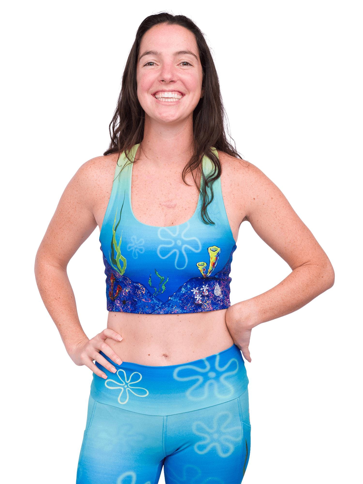Model: Maddie is the Program & Outreach Director at Debris Free Oceans and a restoration ecology educator. She is 5’8”, 135lbs, and wearing a size M legging and top.