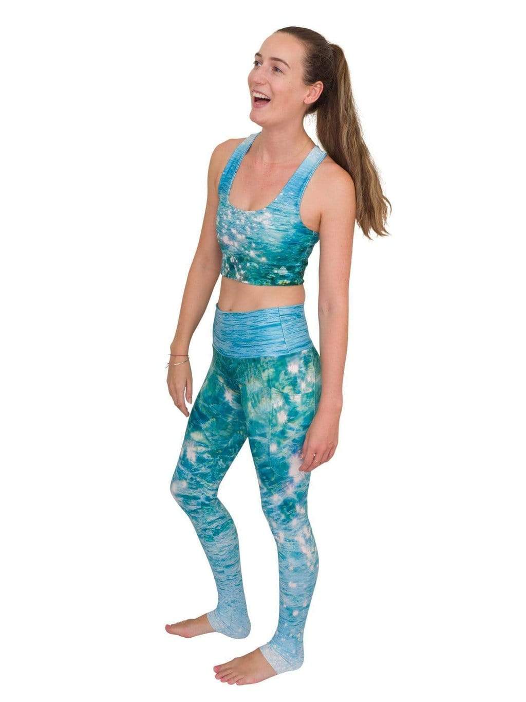 Model: Laura is our Chief Product Officer at Waterlust, a scuba diver, kiter and recreational yogi. She is 5’10, 147 lbs, 34B and is wearing a S top and M legging.