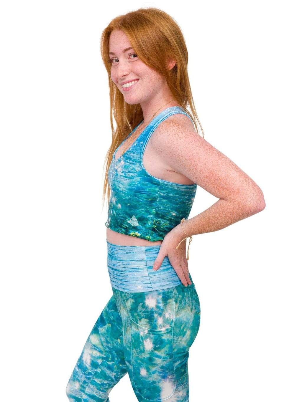 Model: Meggan is working on a masters degree in marine science and has worked as a coral scientist. She is 5&#39;1&quot;, 105 lbs, 32A and is wearing an XS top and legging.
