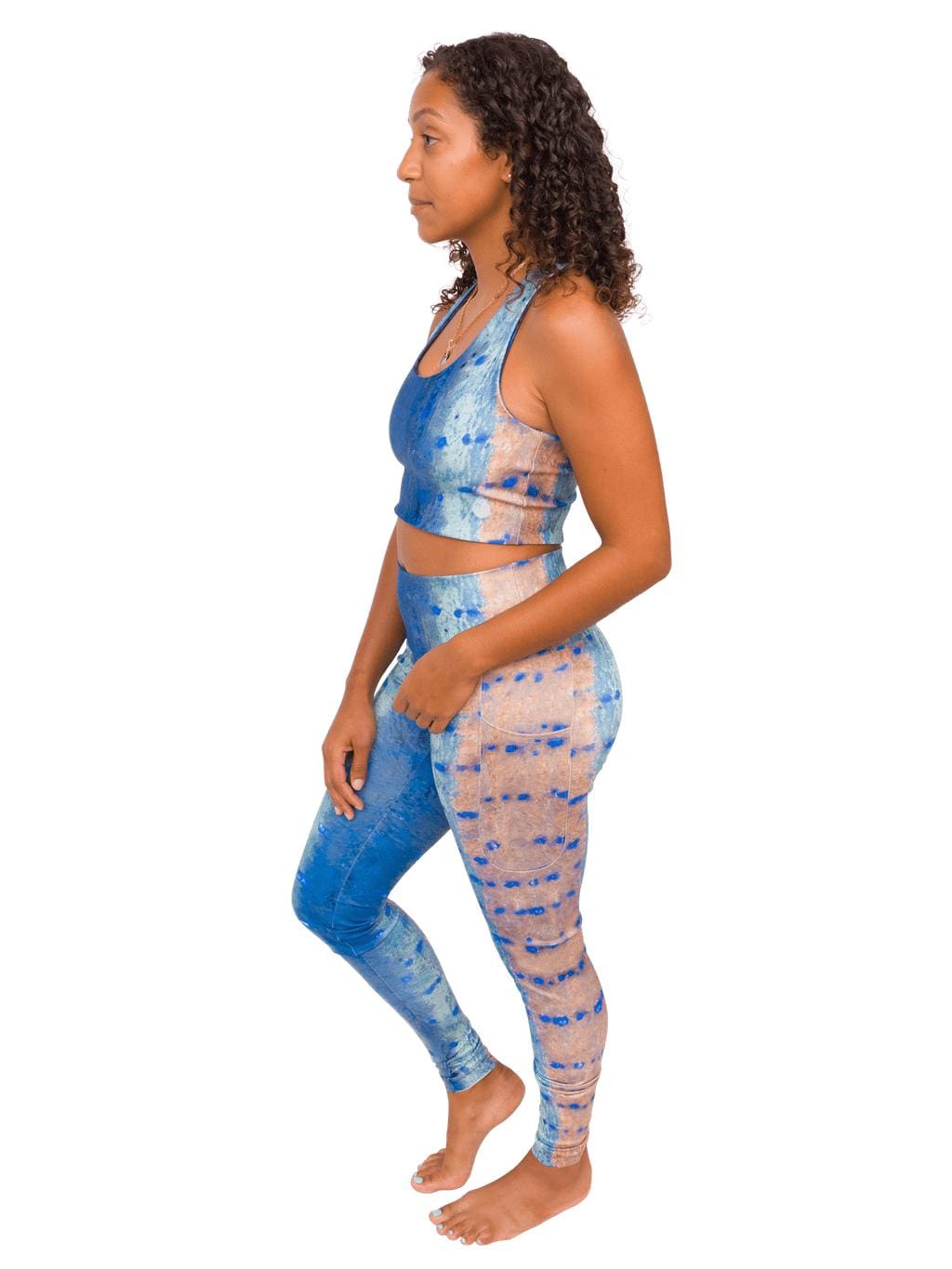 Model: Gabrielle works in coral reef restoration and strives to end single-use plastic in her daily routine. She is 5&#39;4&quot;, 135lbs, 34C and is wearing a M top and M leggings.