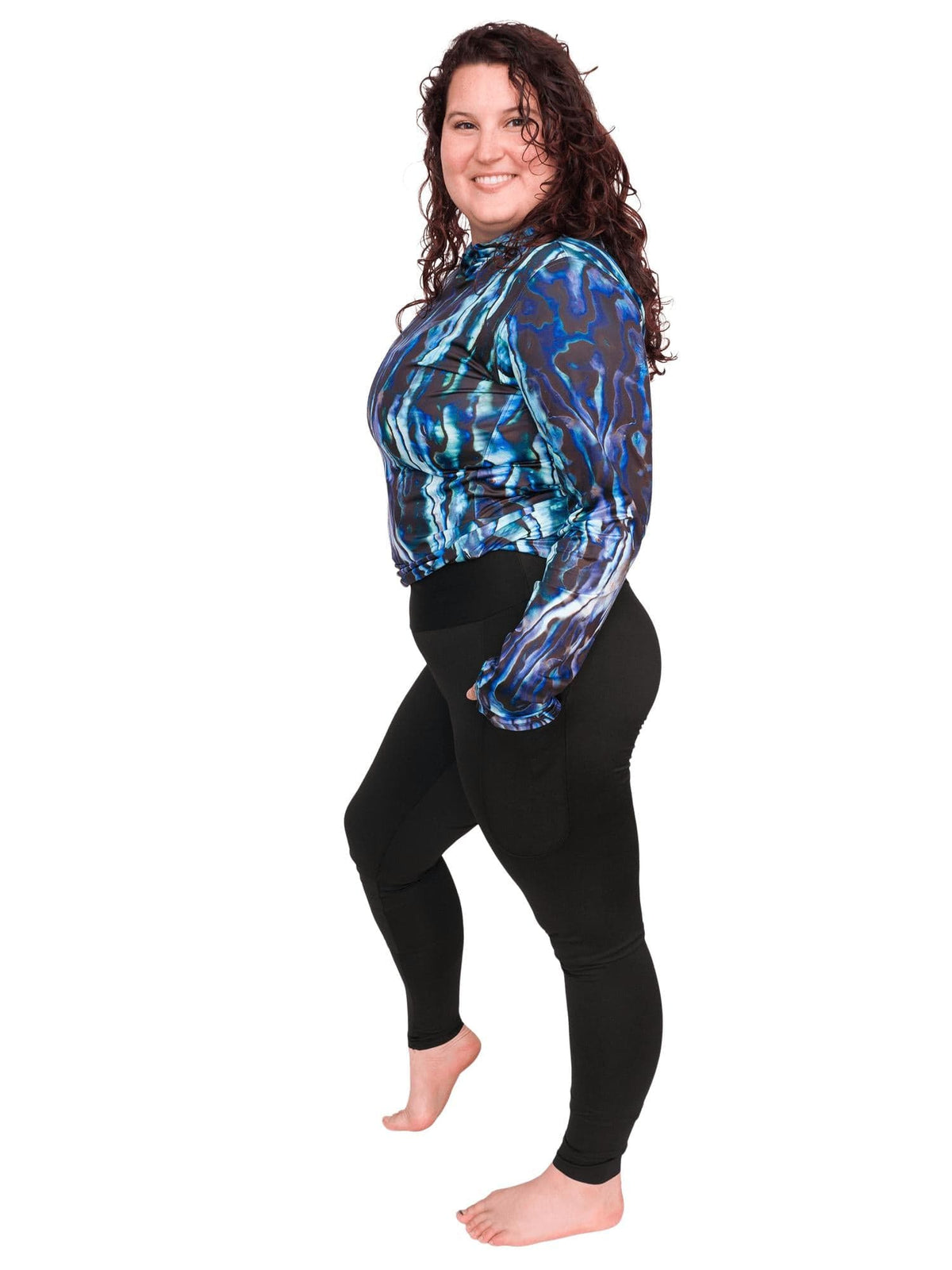 Model: Kela is a marine conservationist who strives to connect students with educational opportunities to help expand the reach of the marine science field. She is 5’5”, 185 lbs, 36F and is wearing a size XL sun shirt and legging.